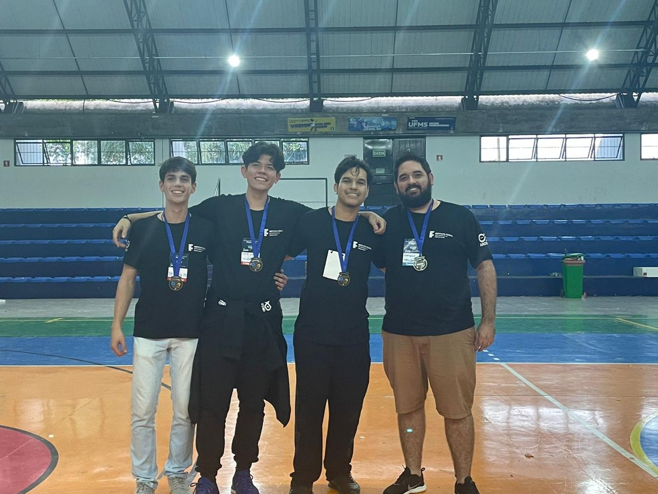 Robo da equpe percorendo a pista  